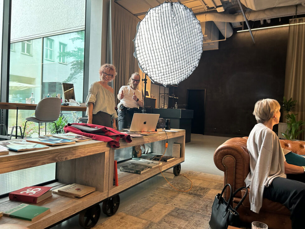 Behind the Screnes: Social Media Fotos für Claudia Horner, Professionelle Businessfotografie, Business Portraits, Business Headshots, ©Foto: Dieter Duevelmeyer