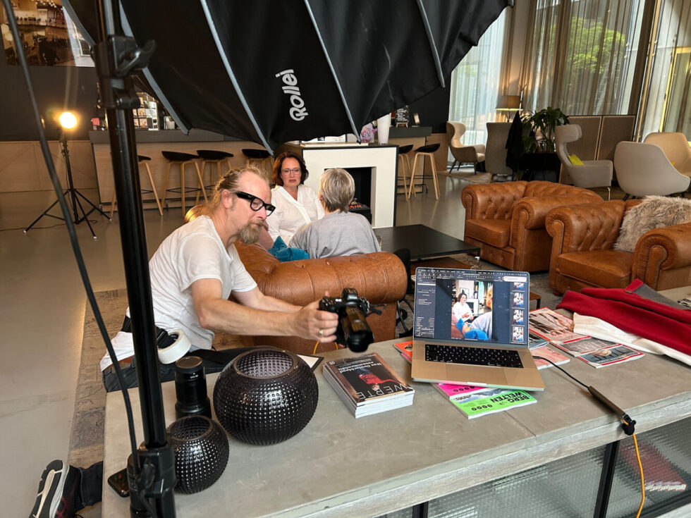 Behind the Screnes: Social Media Fotos für Claudia Horner, Professionelle Businessfotografie, Business Portraits, Business Headshots, ©Foto: Dieter Duevelmeyer