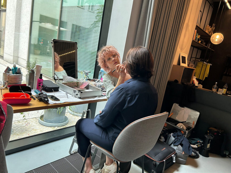 Behind the Screnes: Social Media Fotos für Claudia Horner, Professionelle Businessfotografie, Business Portraits, Business Headshots, ©Foto: Dieter Duevelmeyer