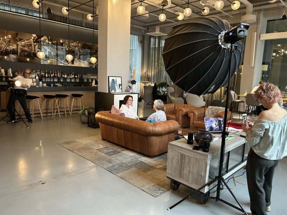 Behind the Screnes: Social Media Fotos für Claudia Horner, Professionelle Businessfotografie, Business Portraits, Business Headshots, ©Foto: Dieter Duevelmeyer